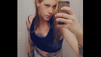 play Minirok tranny laat graag haar pik zien