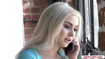 再生 Tbabeは彼女の美しい妻の濡れた猫を前髪します