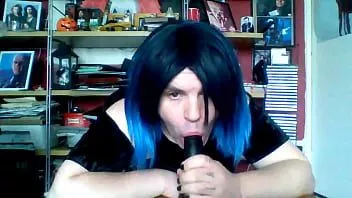 Riproduci Cavalcando un grosso dildo nero (transgirl gioca con i giocattoli e fa il culo in bocca)