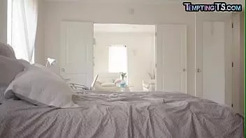 Jouer Curvy ts barebacked en duo interracial après avoir sucé une bite