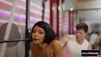 播放 Latina tgirl 萝拉莫雷纳在健身房得到无鞍