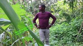 Afspelen Deze twink wordt betrapt op het plantageveld terwijl hij in het openbaar masturbeert en neukt. zeer hete afrikaan die plezier beleeft