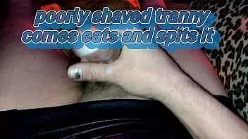 Afspelen Slecht geschoren tranny komt eten en spuugt het