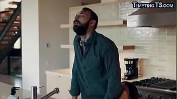 চালান ট্রান্স মিল্ফ বাথরুমে চুষা bf যখন tits বন্ধ দেখাচ্ছে