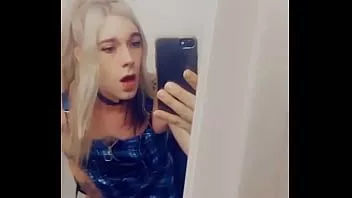 Play Gorgeous tranny sucks and touches her clitty
