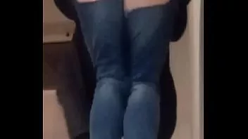 Afspelen Slet mietje laat haar schoonheidskont zien op de trap!!