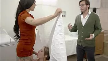 play मेरी सौतेली बहन मेरे सौतेले पिता के सामने मुझे मुख-मैथुन देती है