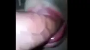 চালান কুত্তা বন্ধ যায় এবং অনেক cocks চুষে