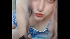 play 蓝色裙子和白色腿的人妖青少年色情明星妻子