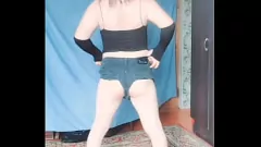 play 穿着白色T恤的娘娘腔大屁股人妖小猫在摄像头上湿漉漉的邪恶