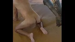 play Latynoska shemale obnaża wszystko na publicznej plaży