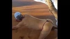 play Latynoska shemale drażni się publicznie na plaży