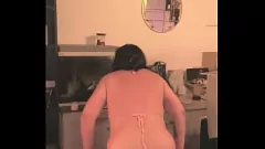 Oynat Jinna'nın Seksi Sissy Dansı ve İç Çamaşırda Meme Ucu Oyunu
