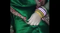play Hot Indian Gay Crossdresser Gaurisissy em Saree Verde Getting Hardcore