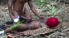 Redare Triplu ebony în domeniu: o experiență gay dur și crudă pentru prima dată