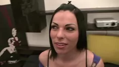 play Shemale Mastürbasyon Oturumu: Sevimli Fransız Transwoman Dick ile Yaramaz Alıyor