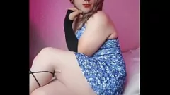 play Scherise transexuelle Ketty en mini-robe en nylon et gros cul